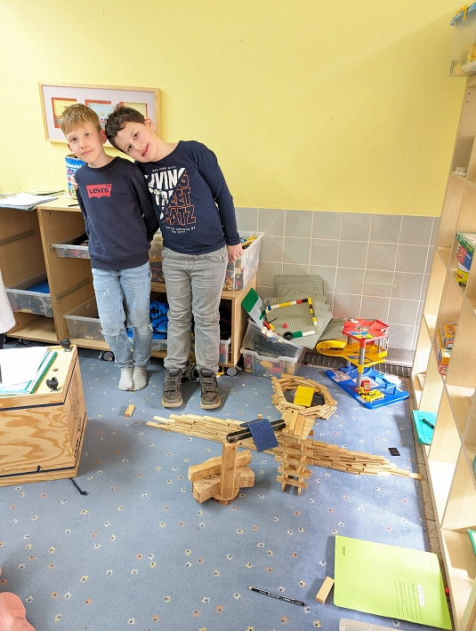 Schüler präsentieren ihren Turm © Verlässliche Grundschule Kirchohsen