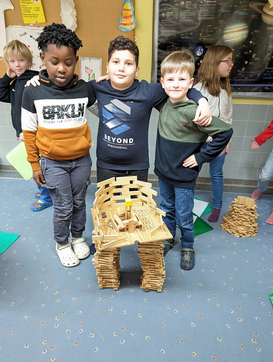 Schüler präsentieren ihren Turm © Verlässliche Grundschule Kirchohsen