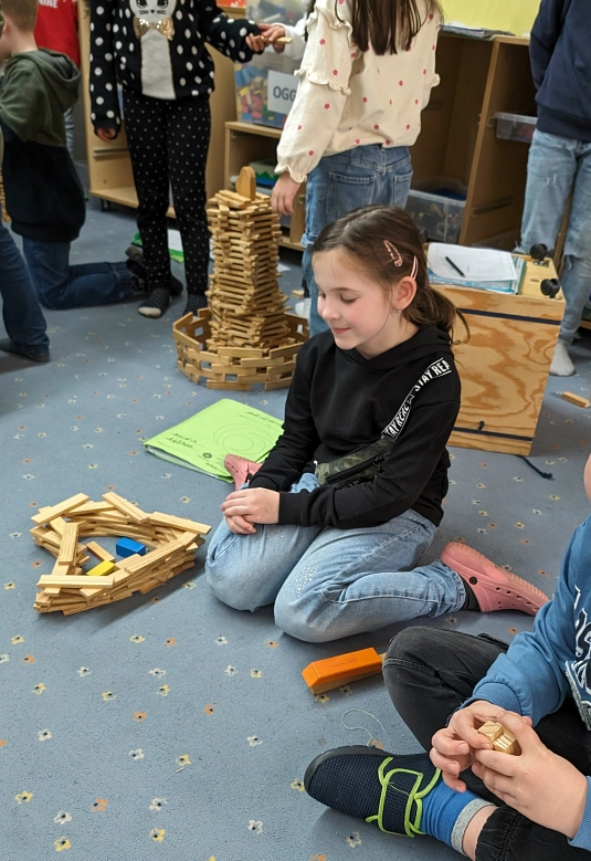 Mädchen präsentiert ihren Turm © Verlässliche Grundschule Kirchohsen